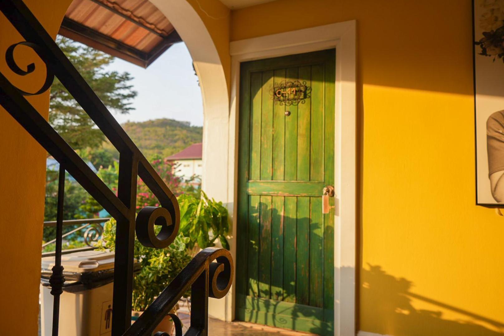 The Castello Resort Ko Lan Bagian luar foto